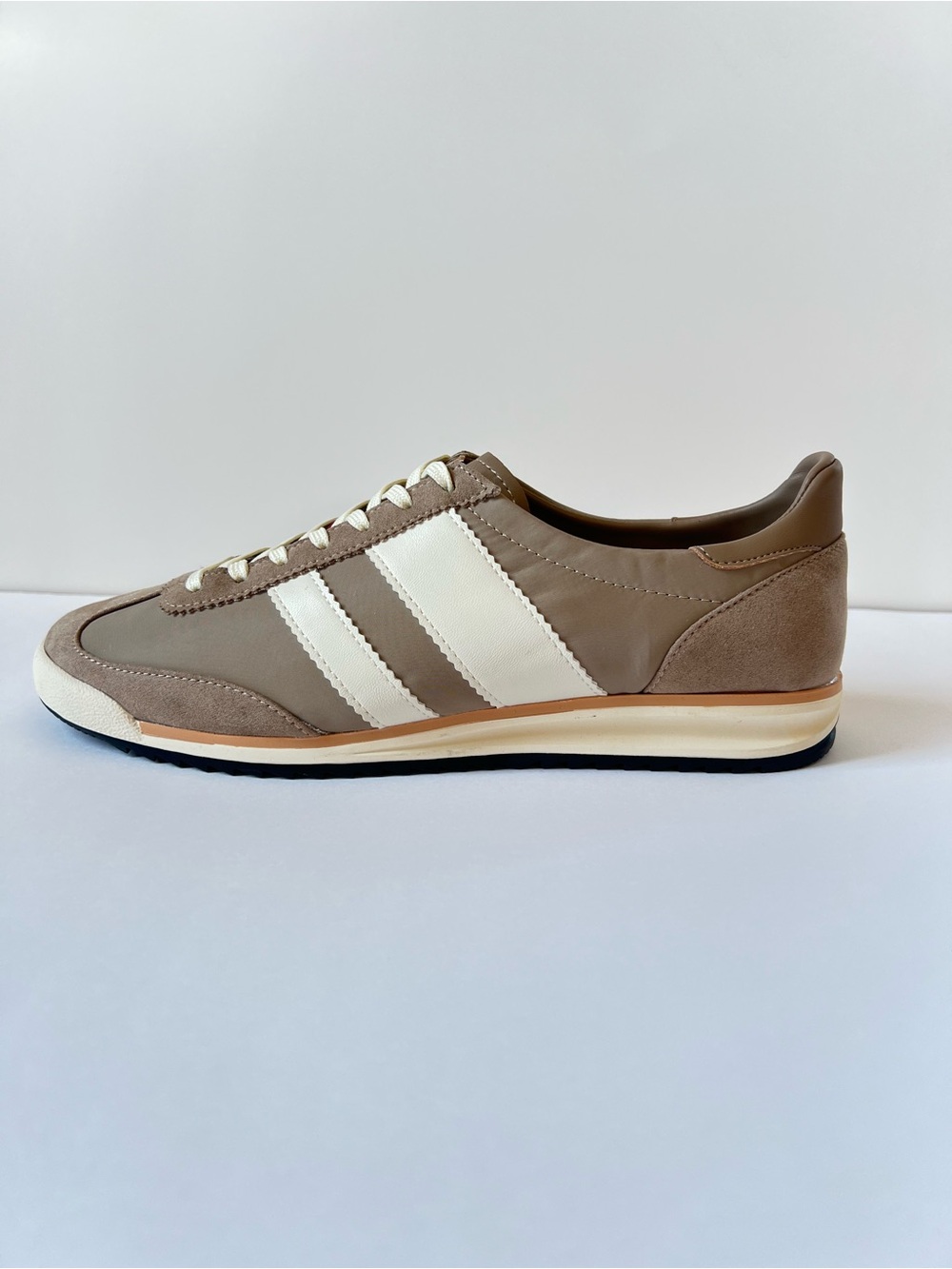 Madden Girl Jumper Taupe & White Women's Retro Casual Trainer Sneakers SZ 8.5 - Picture 2 of 15